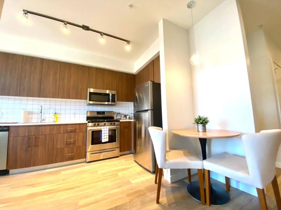 Lovely Brand New Condo Сидни Екстериор снимка