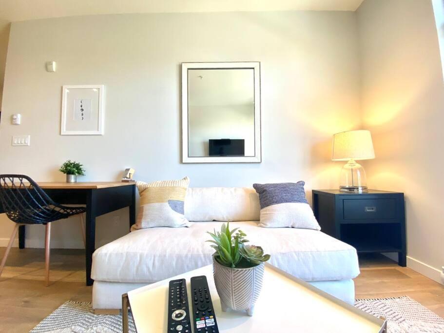 Lovely Brand New Condo Сидни Екстериор снимка